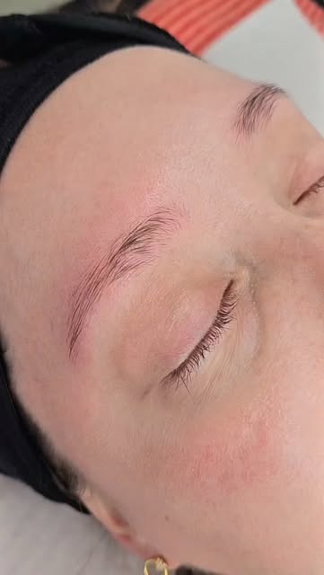 Primer plano de las cejas de una paciente recién terminadas, con los ojos cerrados